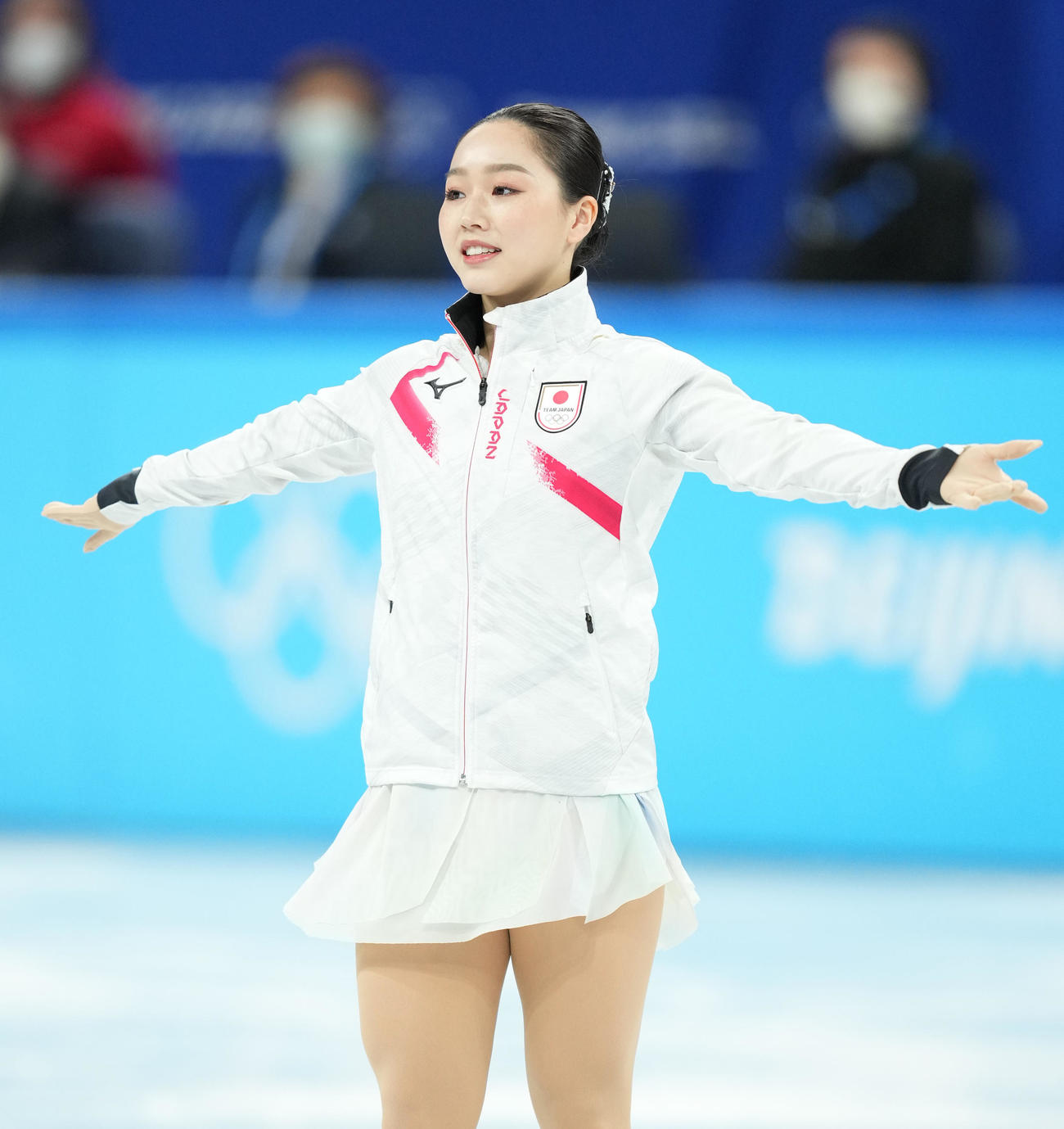 フィギュアスケート団体、女子SPを前にリンクに登場し、ファンに手を振る樋口（撮影・菅敏）