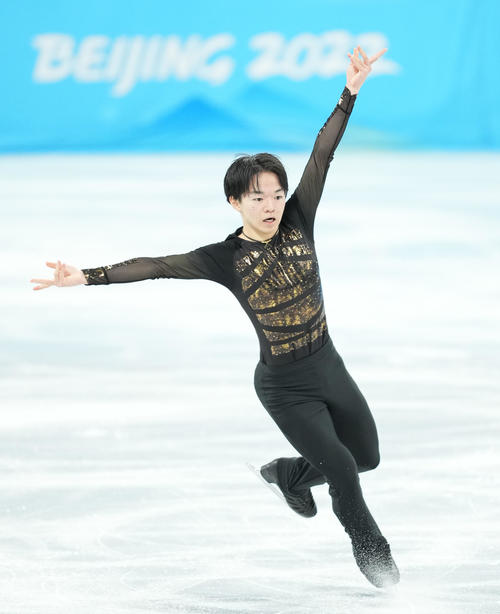 フィギュアスケート団体、男子フリーで演技する鍵山（撮影・菅敏）