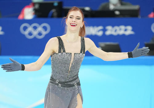 フィギュアスケート団体、女子SPの演技を終え笑顔を見せるブジェジノバ（撮影・菅敏）