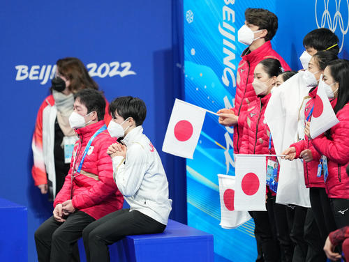 フィギュアスケート団体、男子フリーの演技を終え、キスアンドクライで祈る鍵山（左から3人目）（撮影・菅敏）