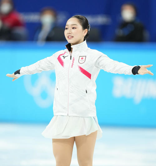 フィギュアスケート団体、女子SPを前にリンクに登場し、ファンに手を振る樋口（撮影・菅敏）