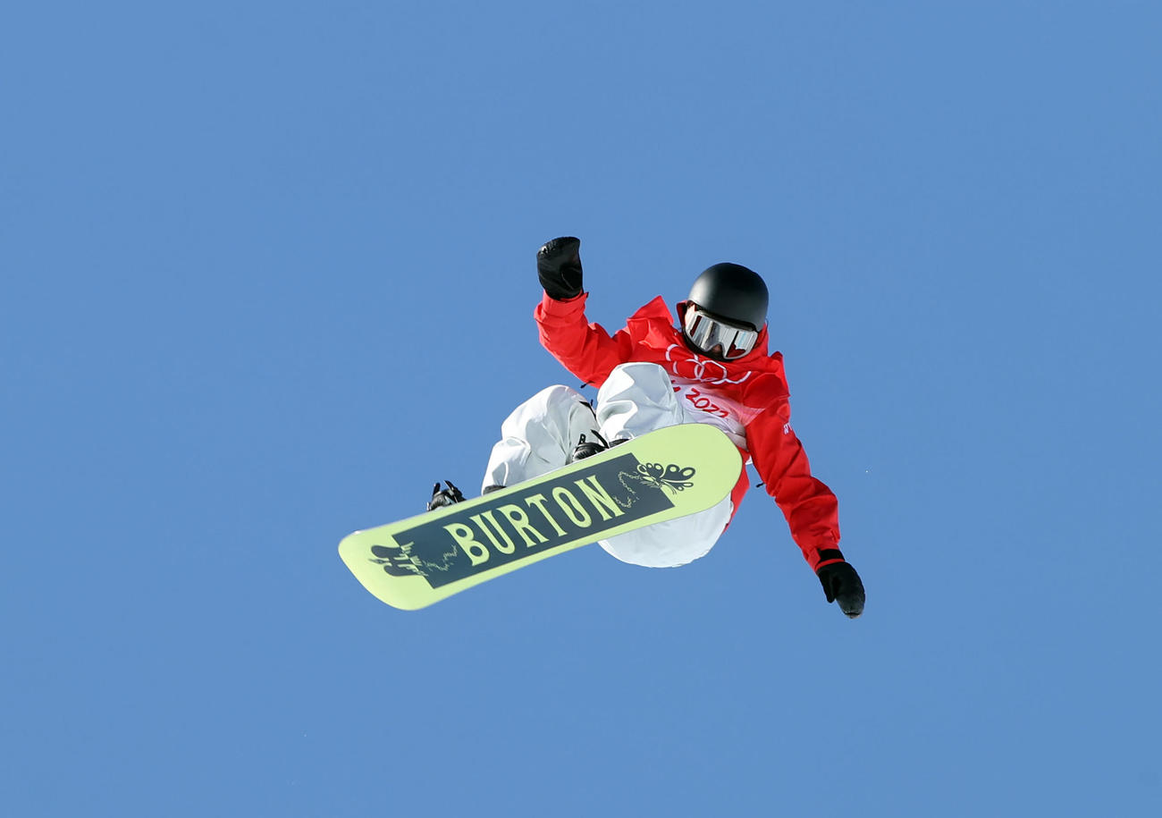 スノーボード女子スロープスタイル決勝3回目でジャンプする村瀬（撮影・パオロ　ヌッチ）