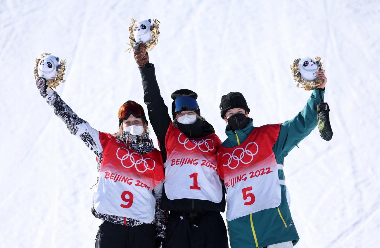 女子スロープスタイル決勝　表彰台に上がる、左から銀メダルのマリーノ、金メダルのサドフスキシノット、銅メダルのコーディ（ロイター）