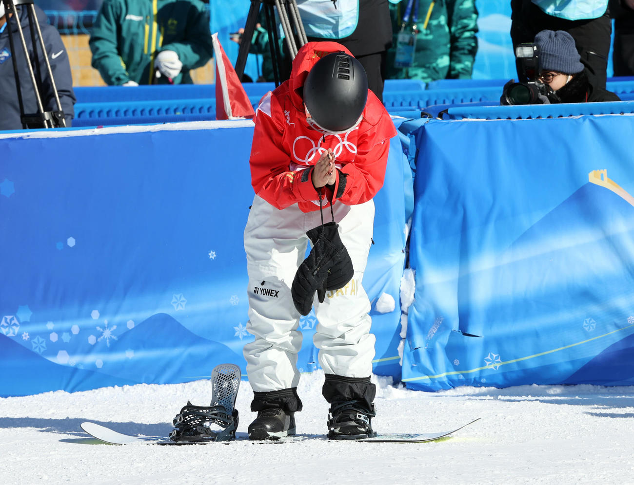 スノーボード女子スロープスタイル決勝3回目を終え両手を合わせる村瀬（撮影・パオロ　ヌッチ）