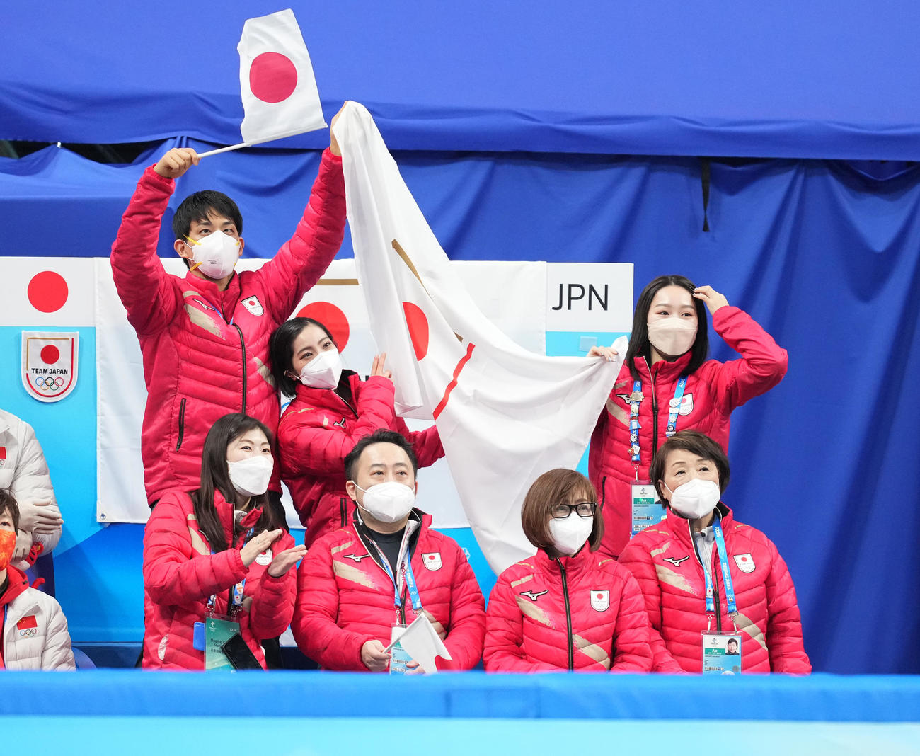 フィギュアスケート団体、演技を終えた小松原美里、尊組に拍手を送る日本ベンチ（撮影・菅敏）