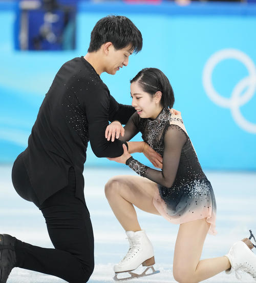 フィギュアスケート団体、ペアフリーの演技を終え、感極まる三浦（右）、木原組（撮影・菅敏）