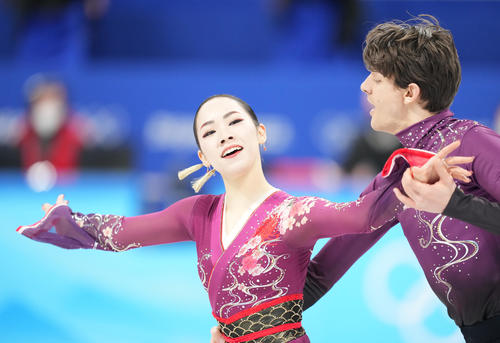 フィギュアスケート団体、アイスダンスフリーで演技する小松原美里（左）、尊組（撮影・菅敏）