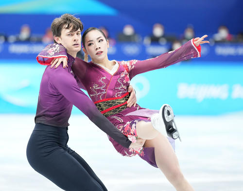 フィギュアスケート団体、アイスダンスフリーで演技する小松原美里（右）、尊組（撮影・菅敏）
