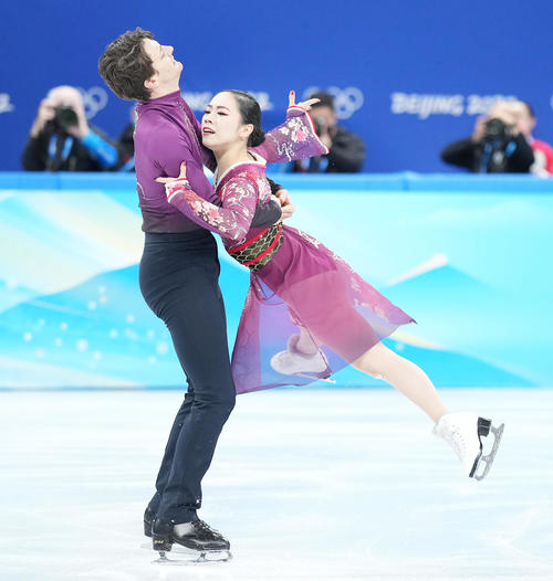 フィギュアスケート団体、アイスダンスフリーで演技する小松原美里（右）、尊組（撮影・菅敏）