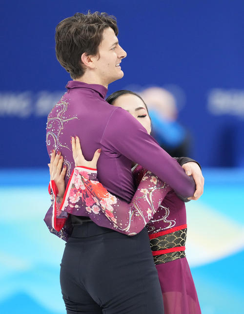 フィギュアスケート団体、アイスダンスフリーの演技を終え、抱き合う小松原美里（右）、尊組（撮影・菅敏）