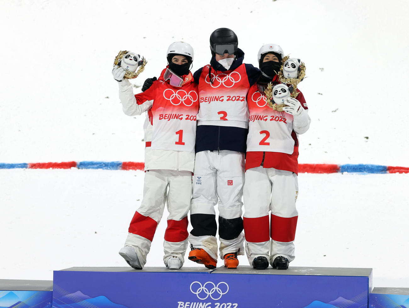 男子モーグル銅メダルを獲得した堀島（右）は銀メダルのキングズベリー（左）、金メダルのバルベリと表彰台で笑顔（撮影・パオロ　ヌッチ）