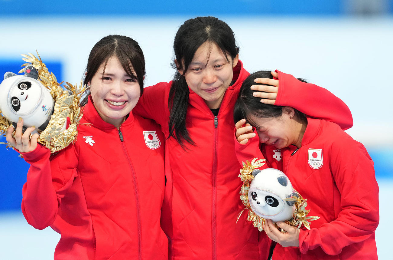 スピードスケート女子団体追い抜きで銀メダルに終わり涙を流す、左から佐藤、高木美、高木菜（撮影・菅敏）