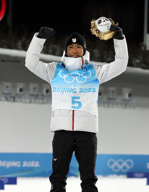 複合男子個人ラージヒル　銅メダルを獲得し表彰台で喜ぶ渡部暁（2022年2月15日撮影）