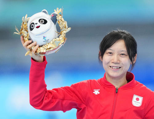 女子1000メートルで金メダルを獲得し、笑顔を見せる高木美（撮影・菅敏）