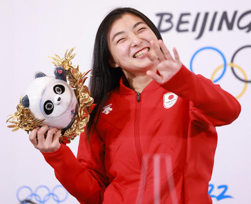 フィギュアスケート女子で銅メダルを獲得し一夜明け会見で写真に納まる坂本（撮影・垰建太）