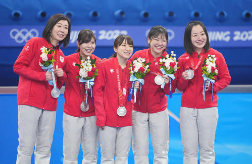 カーリングで銀メダルを獲得し、笑顔を見せるロコ・ソラーレの選手たち（撮影・菅敏）
