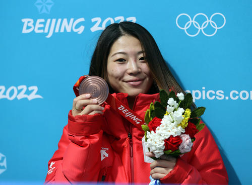 スノーボード女子ハーフパイプで銅メダルの冨田せなはメダルを手に笑顔（撮影・パオロ　ヌッチ）
