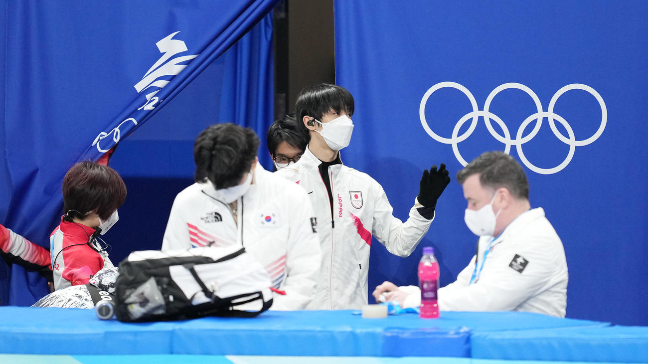 公式練習を前にリンクに登場する羽生（撮影・菅敏）