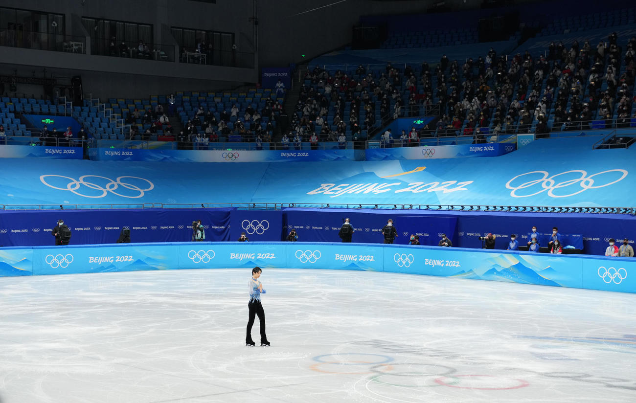 フィギュアスケート、男子SPを前に手を合わせる羽生（撮影・菅敏）