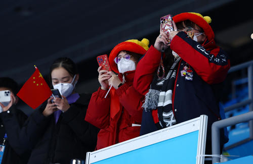 プーさんのかぶり物を着けて練習する羽生を撮影する中国のファン（撮影・垰建太）