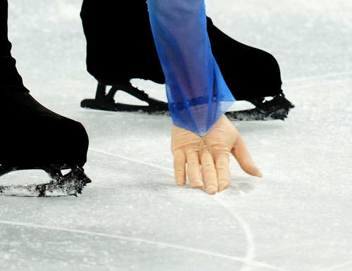 フィギュアスケート、男子SPの演技を終え、4回転サルコーの失敗の原因となった穴を触る羽生（撮影・菅敏）