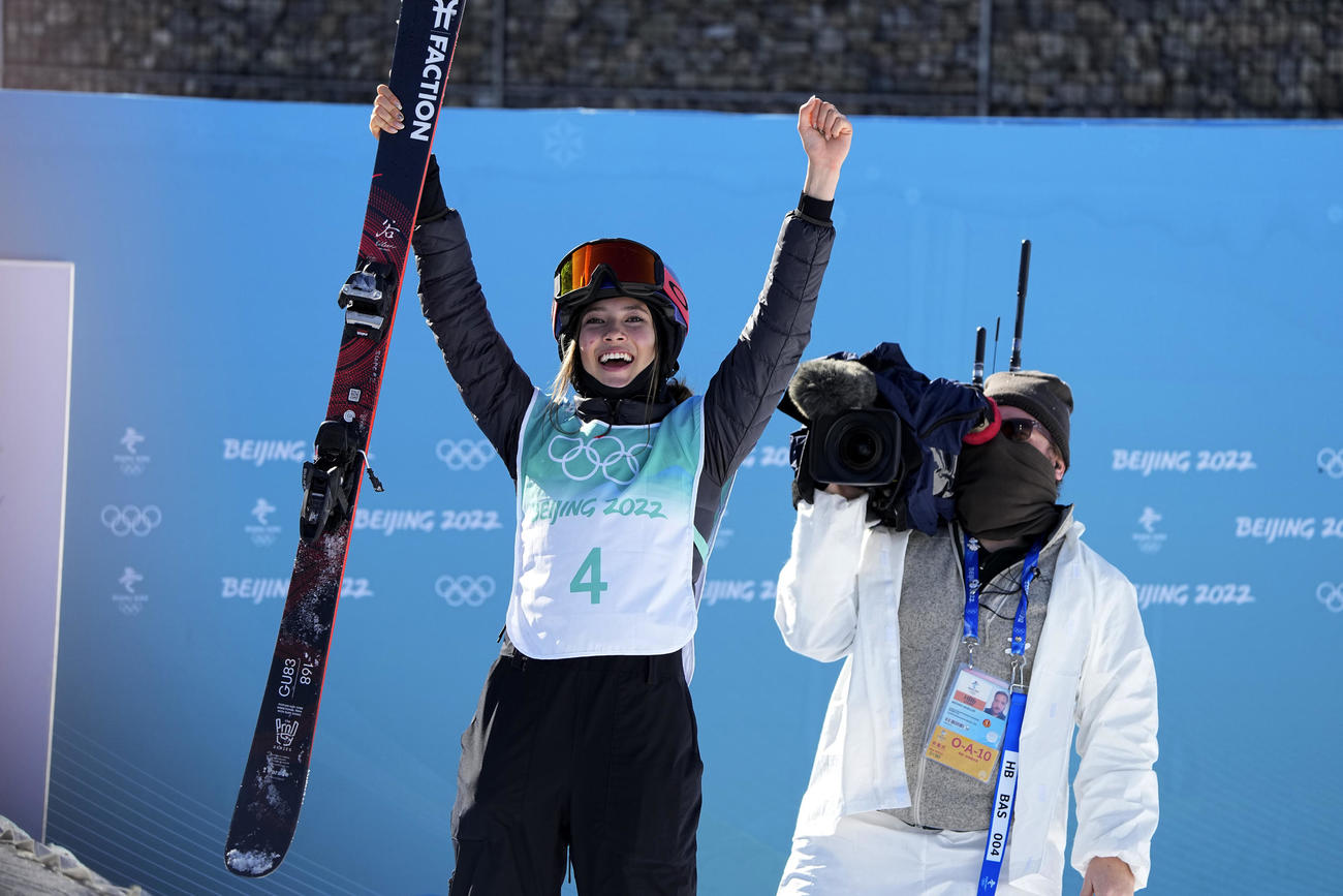 女子フリースタイルスキー　ビッグエア決勝　金メダルを獲得し、喜ぶ中国の谷愛凌（AP）