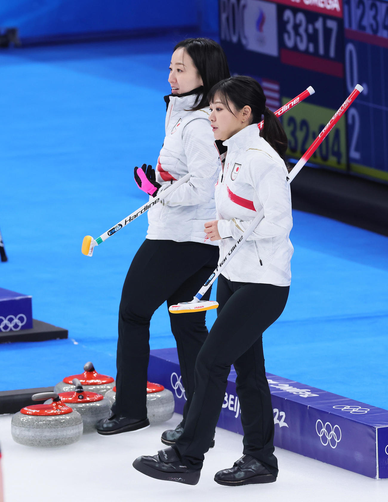 日本対スウェーデン　試合中、会話を交わす藤沢（左）と吉田知（撮影・足立雅史）