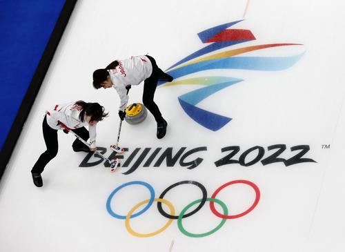 日本―スウェーデン　第1エンド、スイープする吉田知（左）と鈴木（共同）