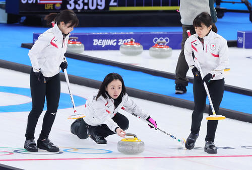 日本対スウェーデン　第2エンド、ストーンを投じる藤沢（中央）。左は吉田夕、右は鈴木（撮影・足立雅史）