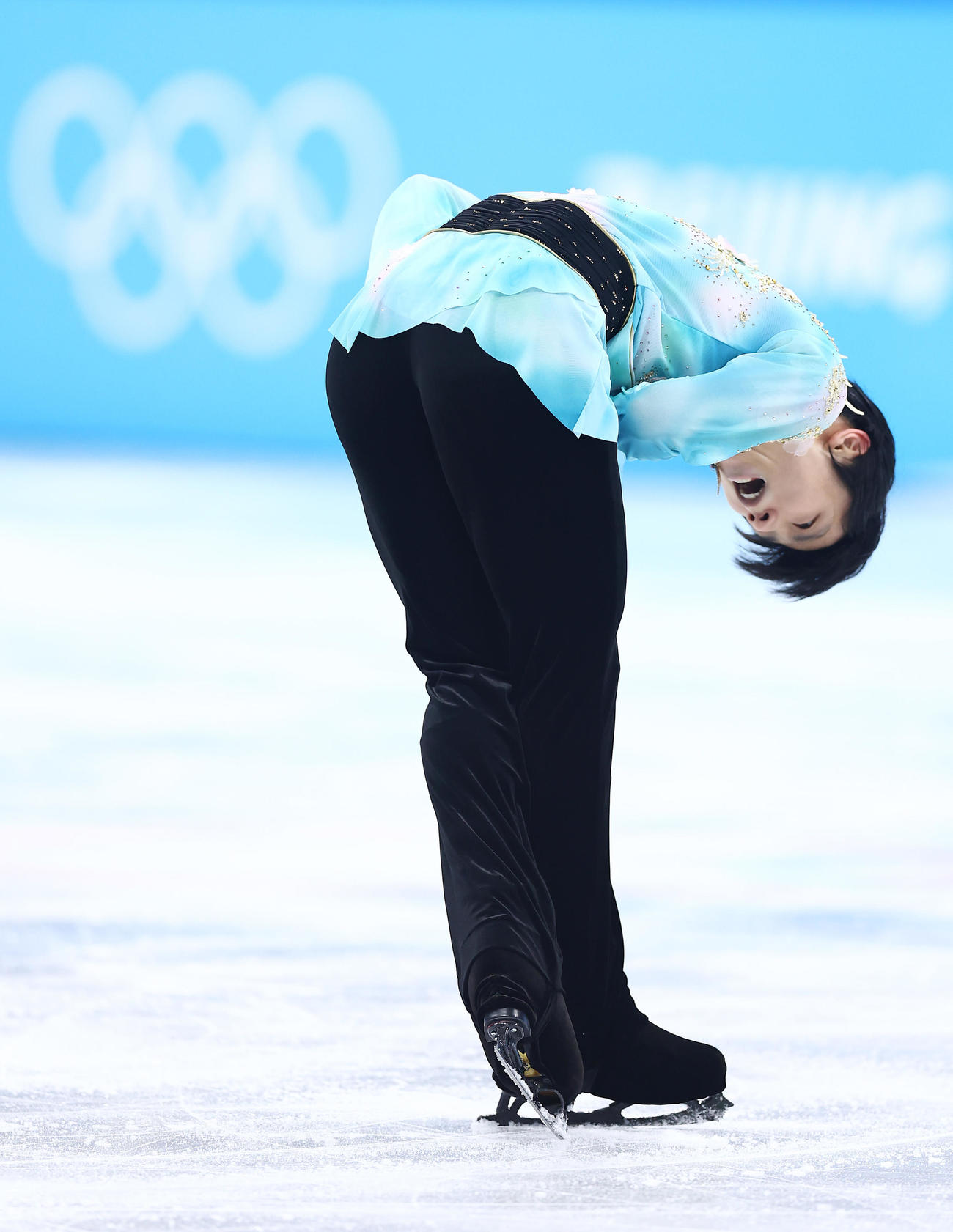 男子フリーの演技を終え「ありがとうございました！」と深々と一礼する羽生（撮影・垰建太）