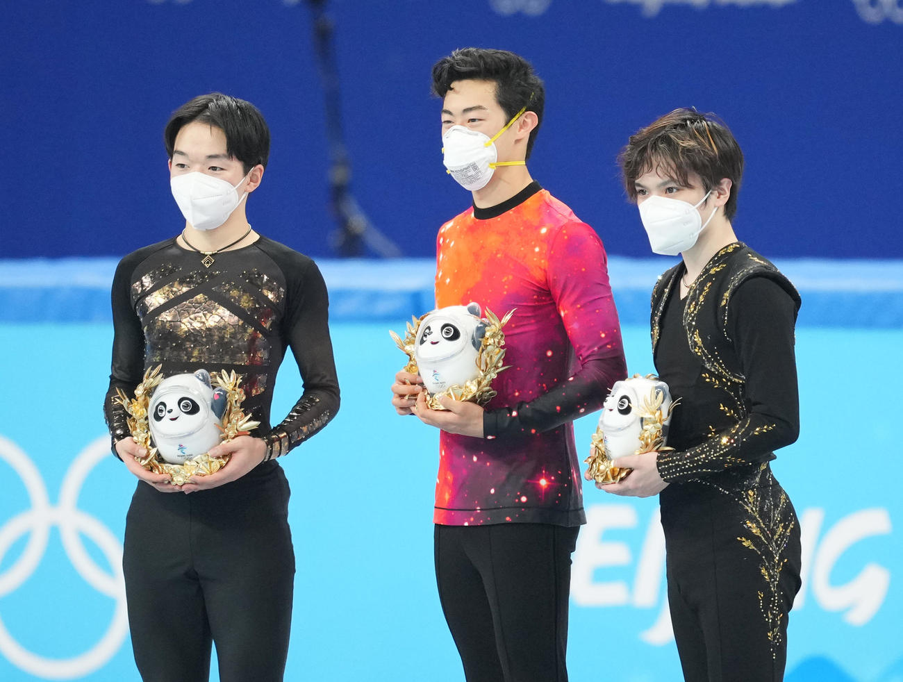 表彰台の上で記念写真に納まる、左から2位の鍵山、優勝したチェン、3位の宇野（撮影・菅敏）