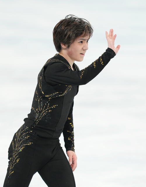 フィギュアスケート、男子フリーの演技を終え、笑顔で手を振る宇野(撮影・菅敏)