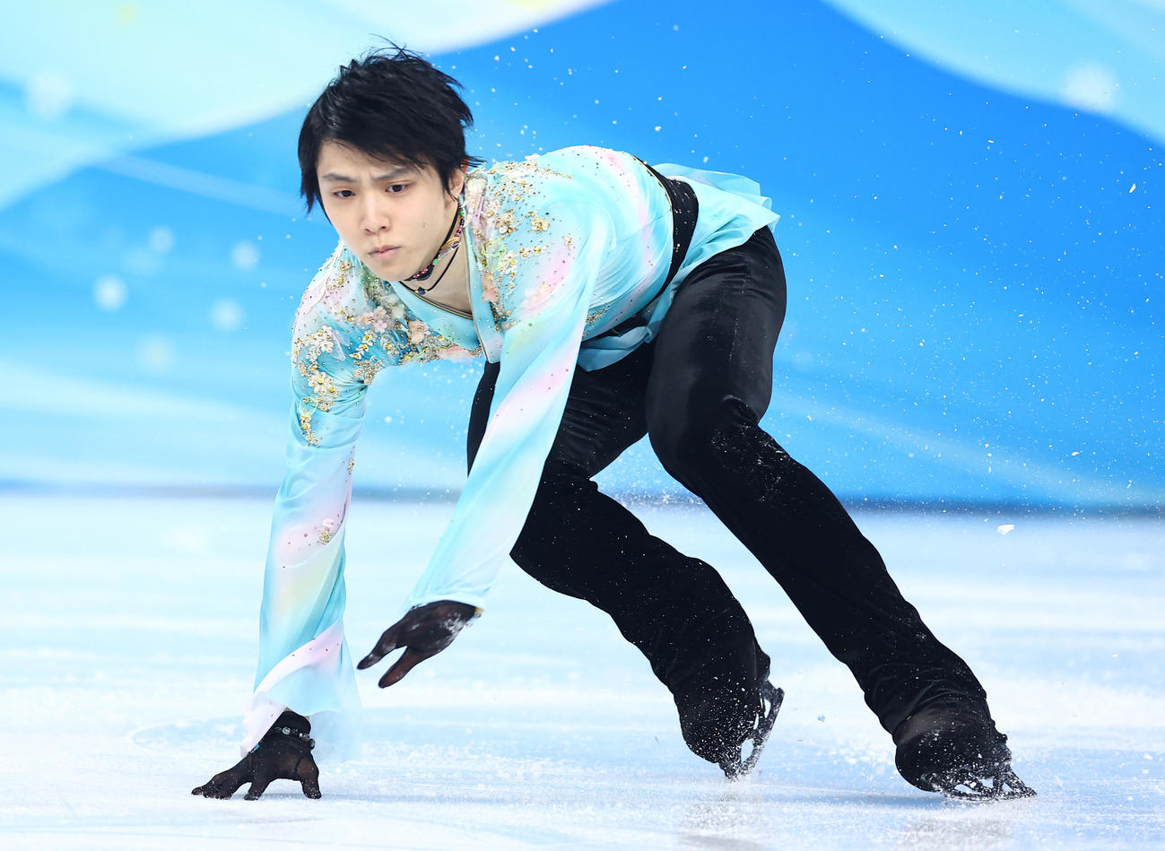 男子フリー、4回転半ジャンプで転倒するもすぐに立ち上がる羽生（撮影・垰建太）