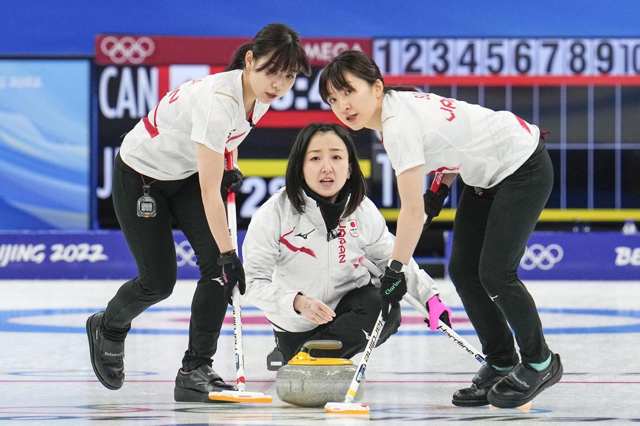 日本―カナダ　第3エンド、ショットを放つ藤沢。左は吉田夕、右は鈴木＝北京（共同）