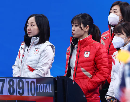 日本対カナダ　試合前、カナダの練習を見つめる吉田知（中央）ら（撮影・垰建太）