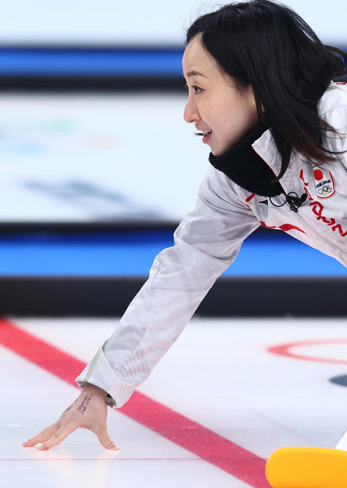 日本対カナダ　第1エンド、ストーンを投じる藤沢の右手にはメモ書きとともに「I have confidence（自信がある）」の文字（撮影・垰建太）