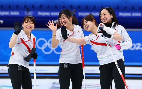 日本対カナダ　カナダに勝利し笑顔を見せるロコ・ソラーレの選手たち。左から鈴木、吉田知、吉田夕、藤沢（撮影・垰建太）