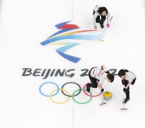 日本―カナダ　第1エンド、スイープする吉田夕（下左）と鈴木。上は藤沢＝北京（共同）