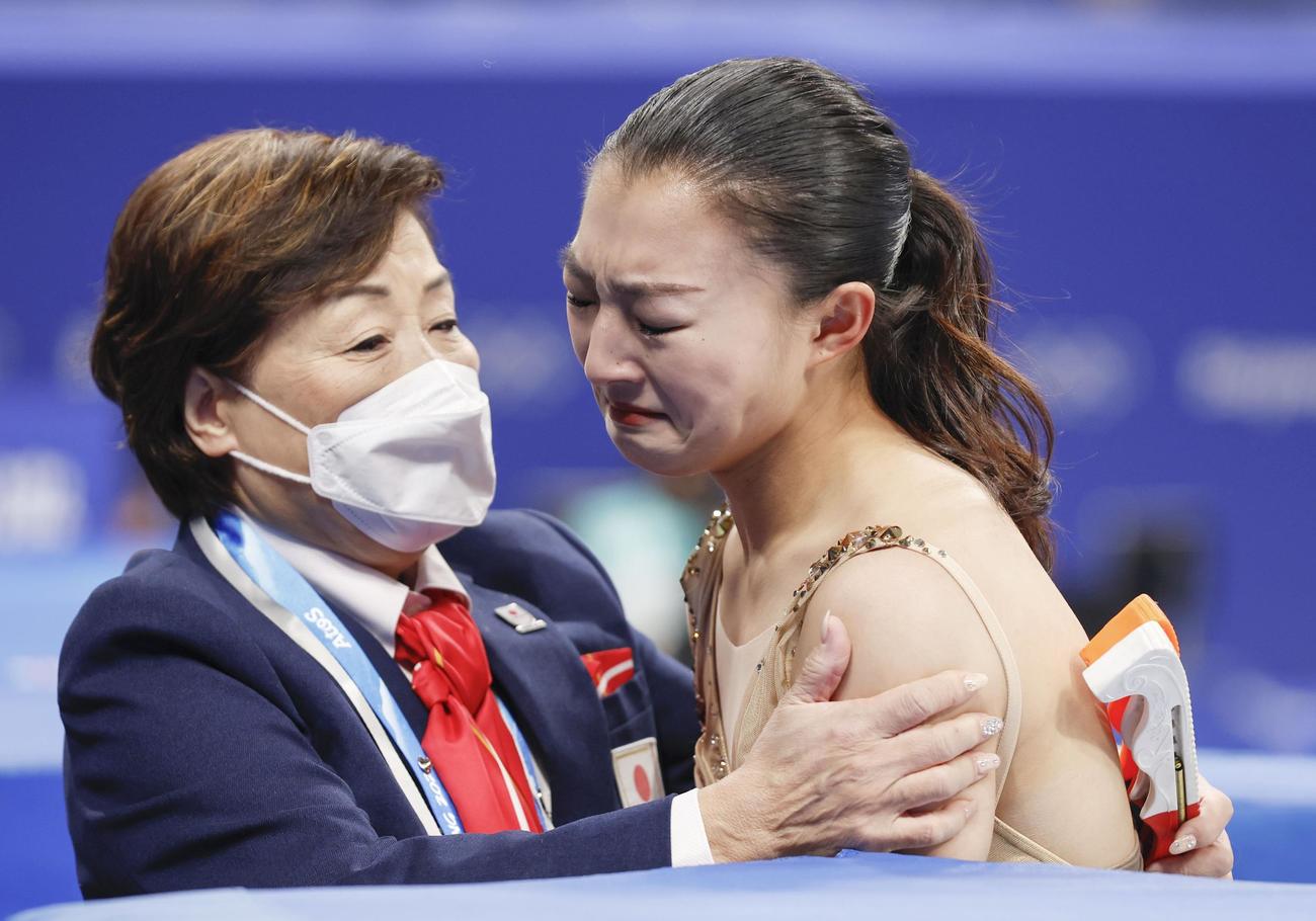 女子SPの演技を終えて涙を流す坂本花織（共同）