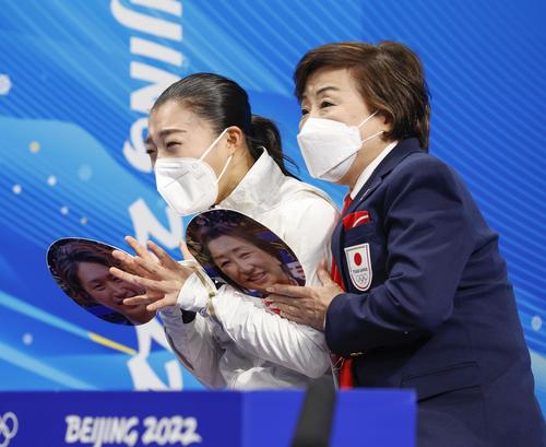 女子SPの得点を確認し、喜ぶ坂本花織（左）（共同）
