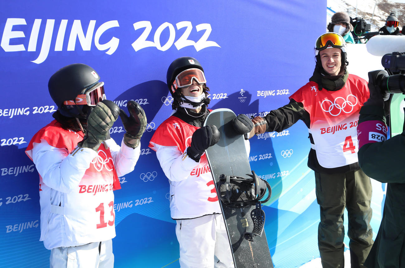 スノーボード男子ハーフパイプ決勝の3回目を終え笑顔の平野歩（中央）。左は弟の海祝（撮影・パオロ　ヌッチ）