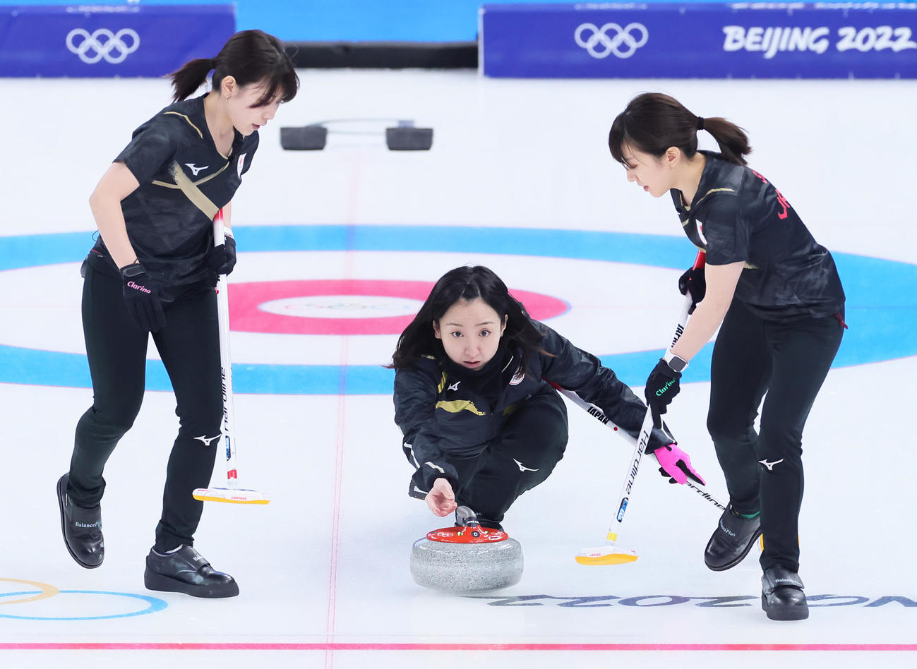 日本対デンマーク　第10エンド、ラストショットで3点を奪った藤沢（中央）（撮影・足立雅史）