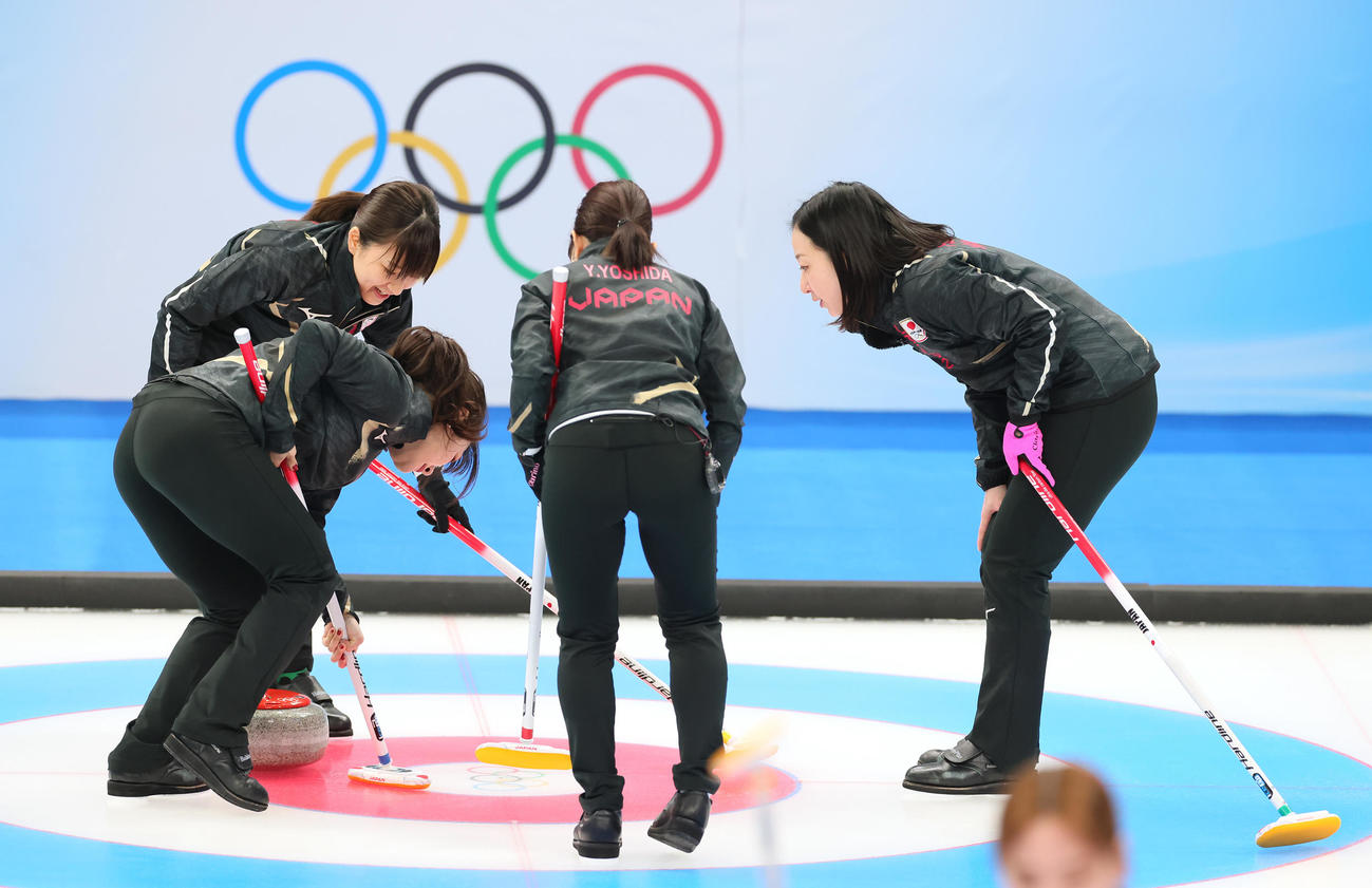 試合前、練習を行う藤沢（右端）ら