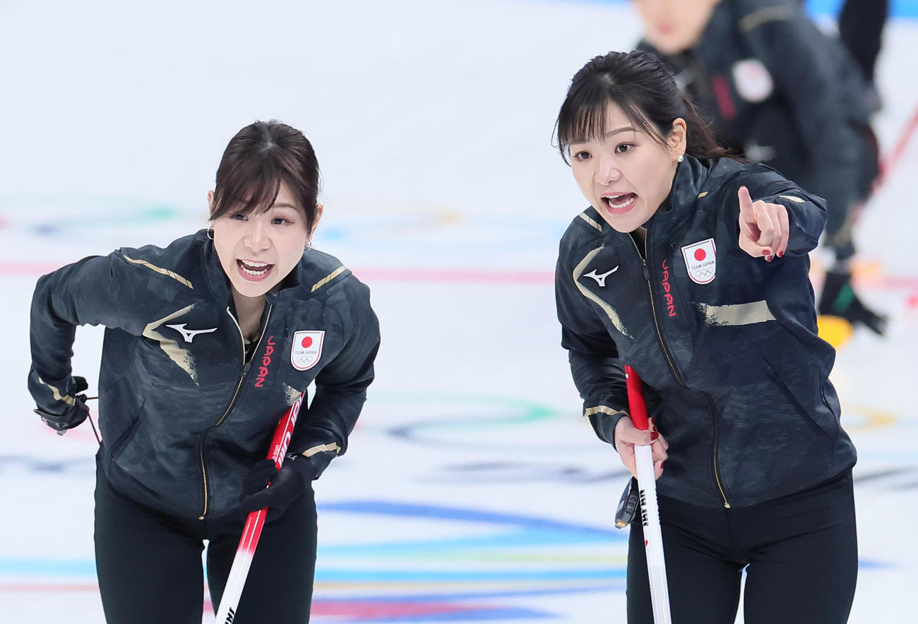 日本対デンマーク　指示を出す吉田夕（左）と吉田知（撮影・足立雅史）