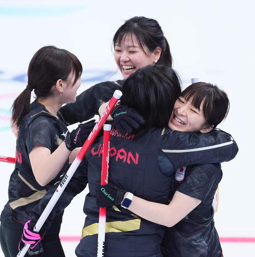 逆転勝利に抱き合い喜ぶ日本（撮影・足立雅史）