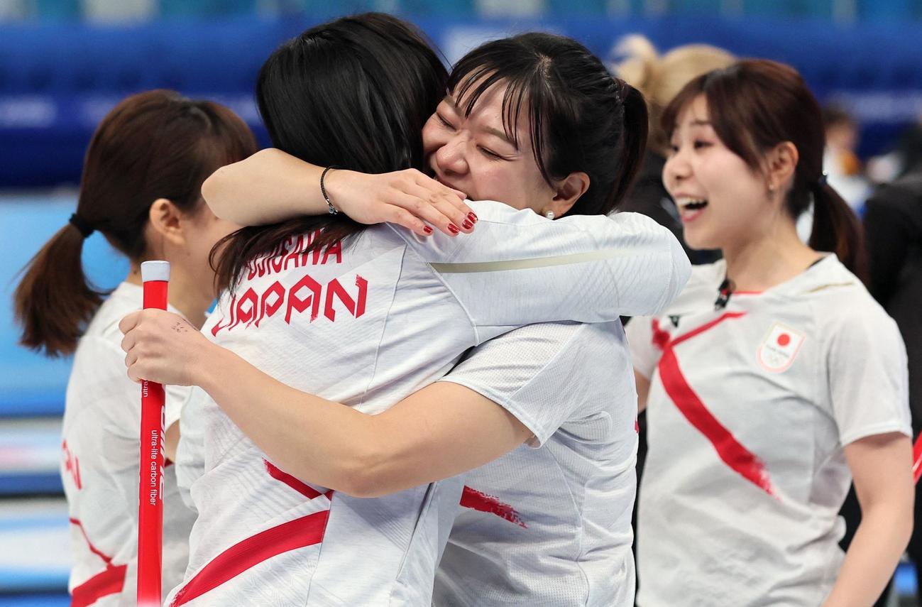 北京五輪カーリング　日本対ROC　ROCに10－５で勝利し、喜ぶロコ・ソラーレの選手たち（ロイター）