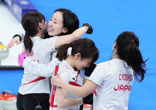 日本対ROC　勝利し涙する鈴木（右から2人目）。左から吉田夕、藤沢、1人おいて吉田知（撮影・足立雅史）