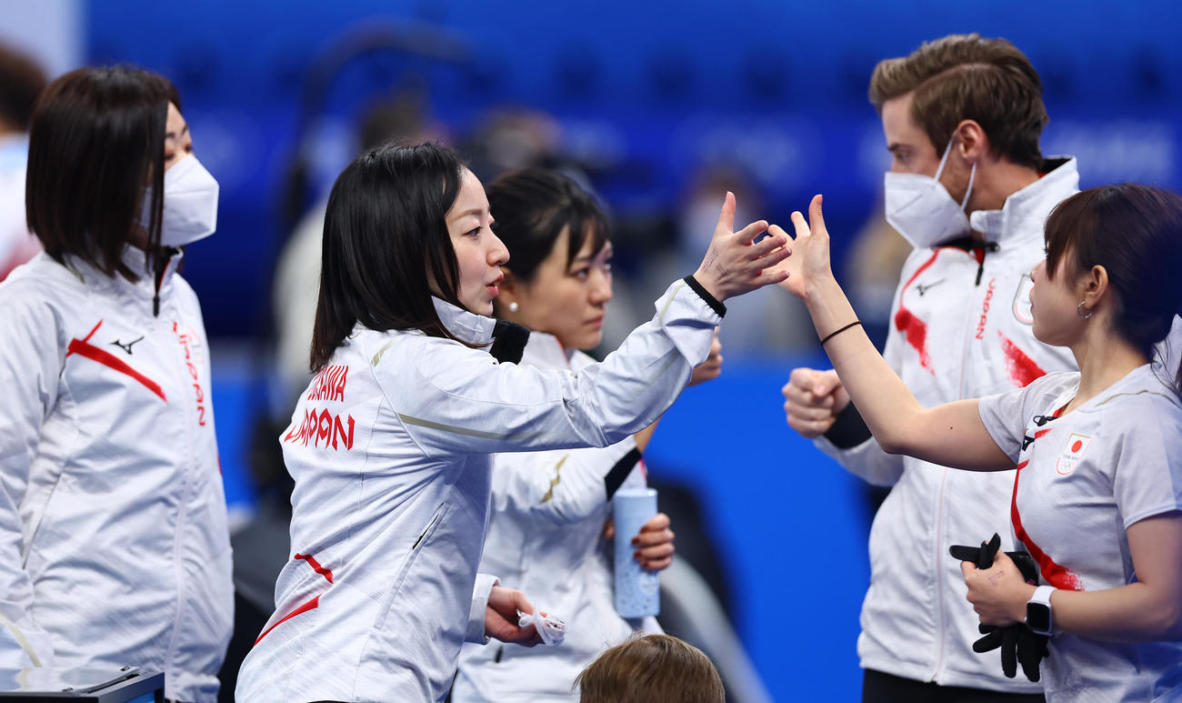 日本対中国　ハーフタイムにエネルギーを補給し気合いを入れ直す藤沢（中央）らロコ・ソラーレの選手たち（撮影・垰建太）