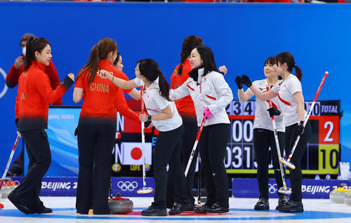日本対中国　中国に勝利し健闘たたえ合うロコ・ソラーレの選手たち（右）（撮影・垰建太）