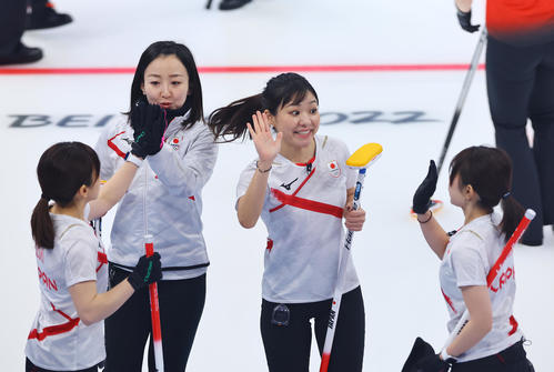日本対中国　第4エンドも得点を奪い笑顔でタッチを交わす藤沢（中央左）らロコ・ソラーレの選手たち（撮影・垰建太）